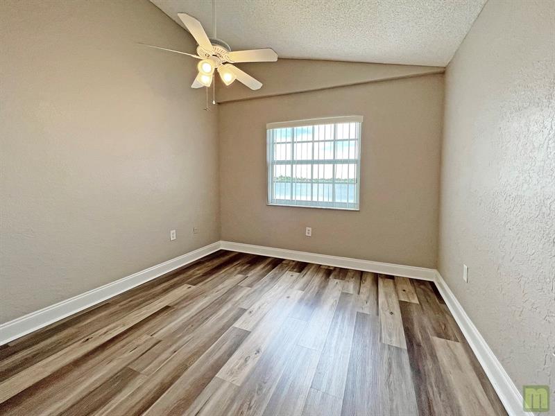 Image 23 of 37 For 2811 Oakland Forest Dr  201