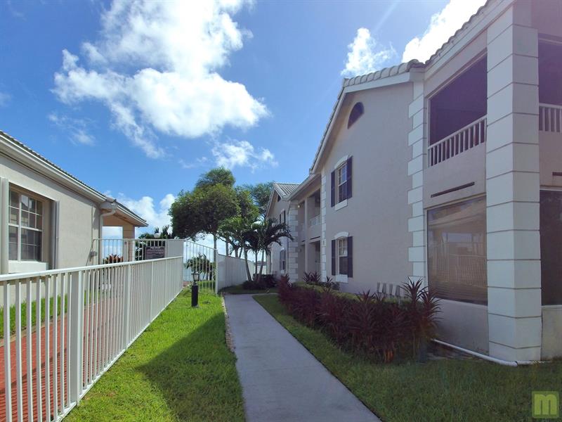 Image 7 of 37 For 2811 Oakland Forest Dr  201