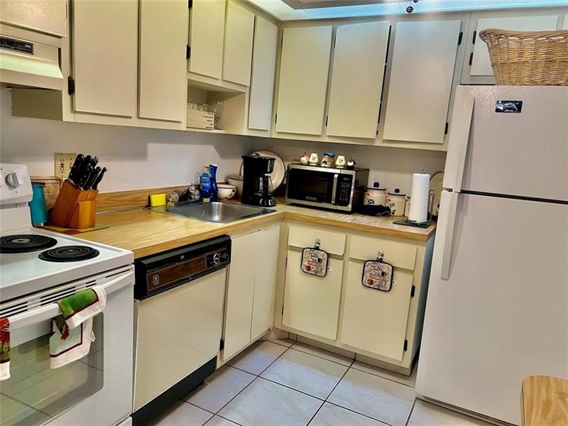 Image 5 of 21 For 9360 Belfort Cir  111
