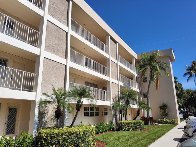 Image 4 of 29 For 3151 Palm Aire Dr  301