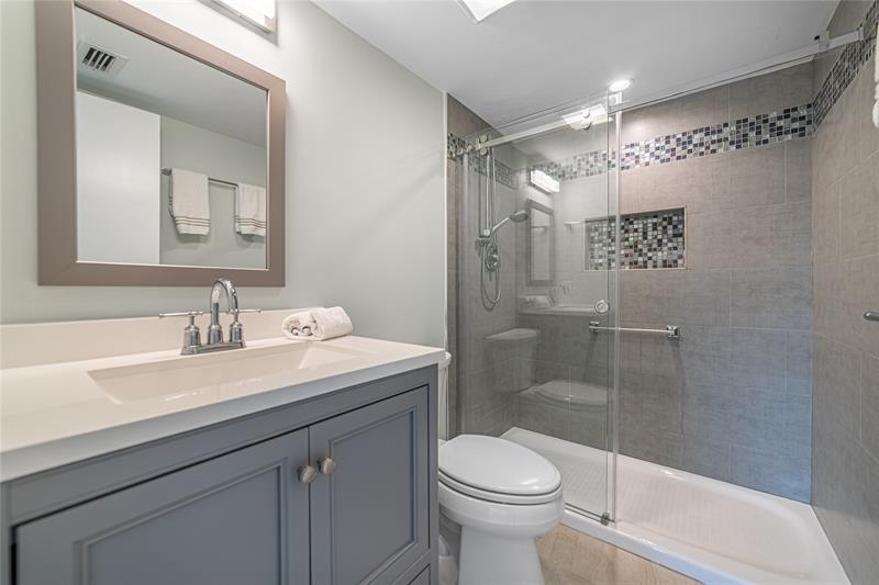 Image 11 of 33 For 1951 39th St  256