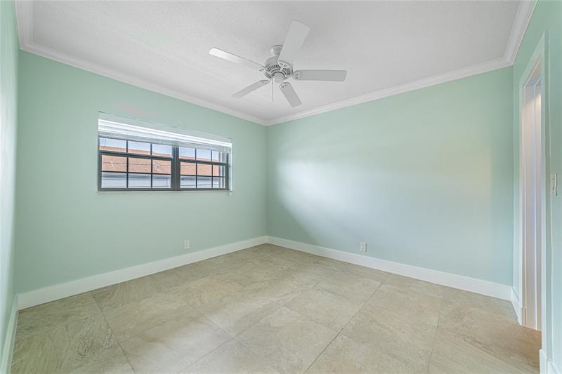 Image 18 of 33 For 1951 39th St  256
