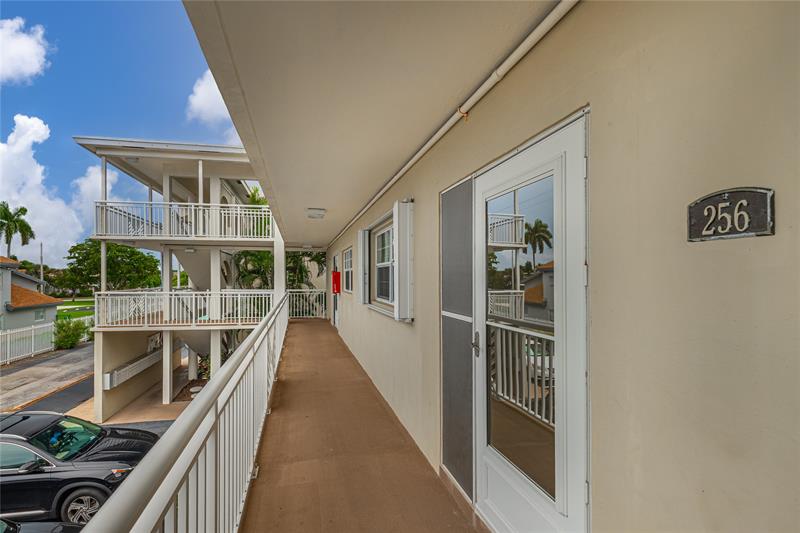 Image 26 of 33 For 1951 39th St  256