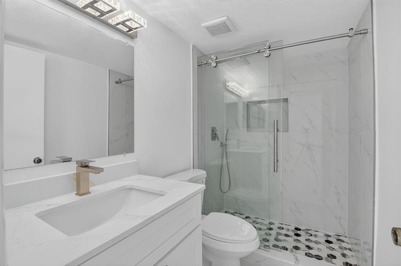 Image 10 of 44 For 22053 Palms Way  105