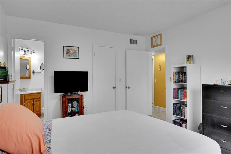 Image 17 of 35 For 330 Cypress Rd  610