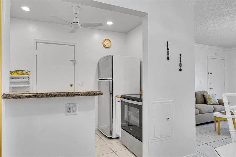 Image 4 of 35 For 330 Cypress Rd  610