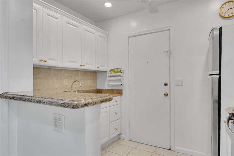 Image 6 of 35 For 330 Cypress Rd  610