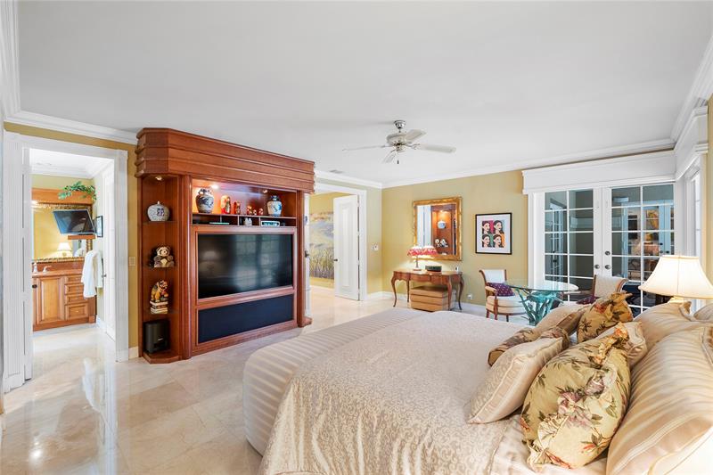 Image 33 of 56 For 21798 Cartagena Dr