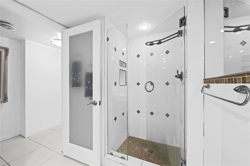 Image 25 of 50 For 3900 Galt Ocean Dr  105