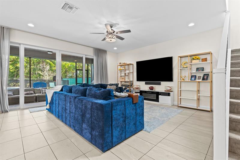 Image 18 of 33 For 7619 Francisca Club Ln