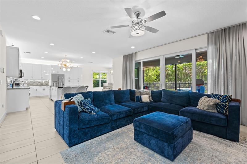 Image 23 of 33 For 7619 Francisca Club Ln
