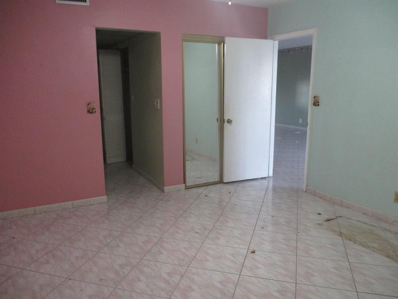 Image 11 of 14 For 1401 Miami Gardens Dr  488