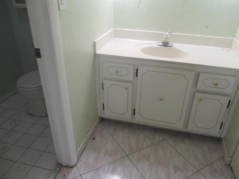 Image 12 of 14 For 1401 Miami Gardens Dr  488