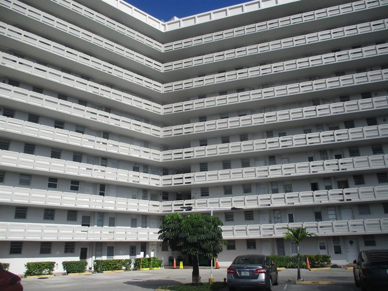 Image 2 of 14 For 1401 Miami Gardens Dr  488