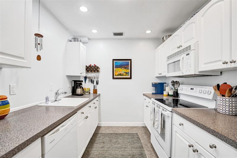 Image 26 of 70 For 1940 2nd Ave  205j