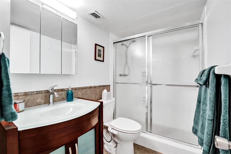 Image 34 of 70 For 1940 2nd Ave  205j