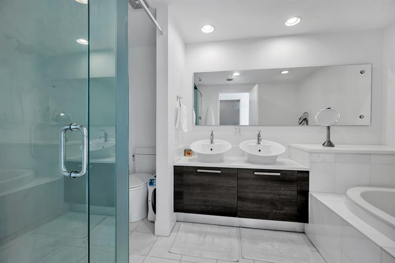 Image 28 of 37 For 2950 188th St  421