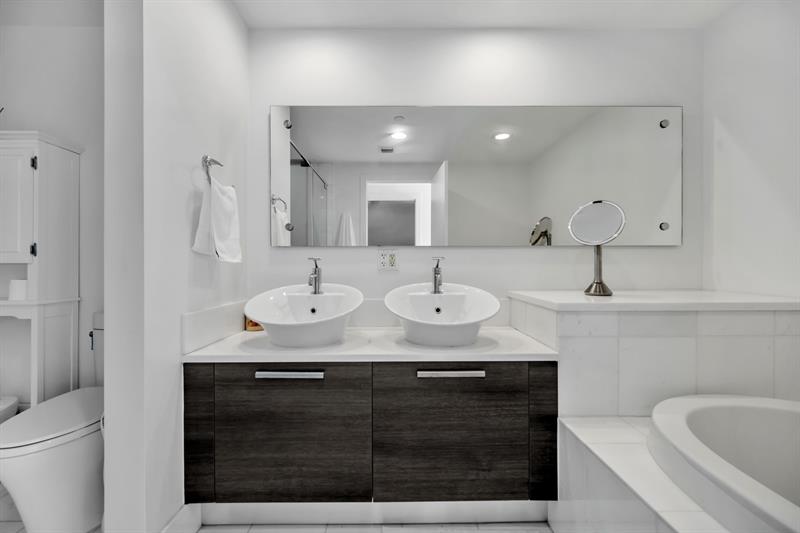 Image 30 of 37 For 2950 188th St  421