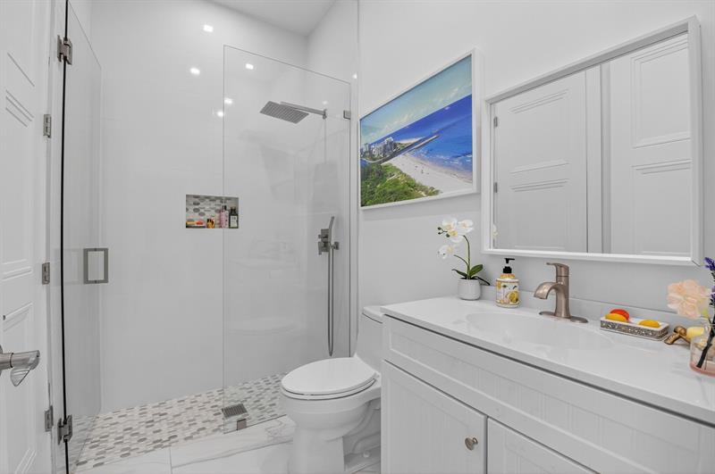 Image 30 of 49 For 711 6th St  