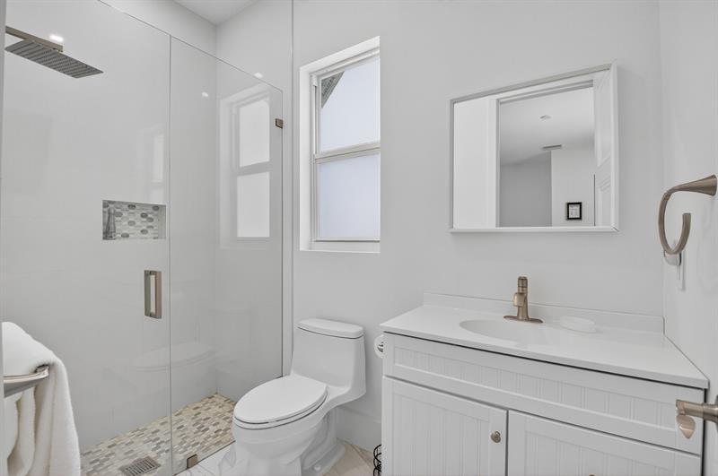Image 32 of 49 For 711 6th St  