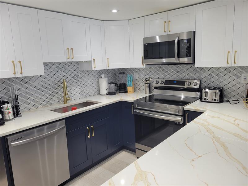 Image 3 of 36 For 19390 Collins Ave  216