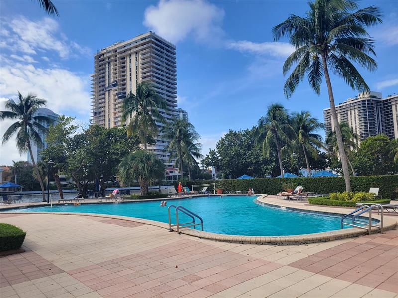 Image 32 of 36 For 19390 Collins Ave  216