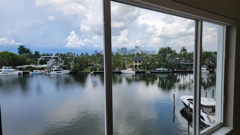 Image 11 of 59 For 333 Sunset Dr  208