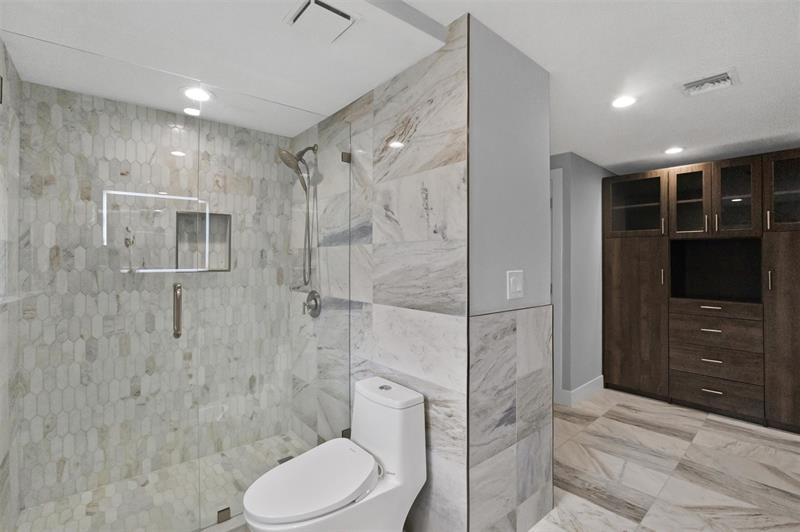 Image 27 of 59 For 333 Sunset Dr  208