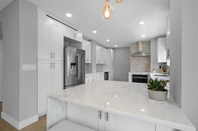 Image 6 of 59 For 333 Sunset Dr  208