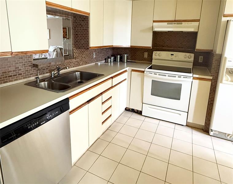 Image 13 of 26 For 2903 Victoria Cir  03