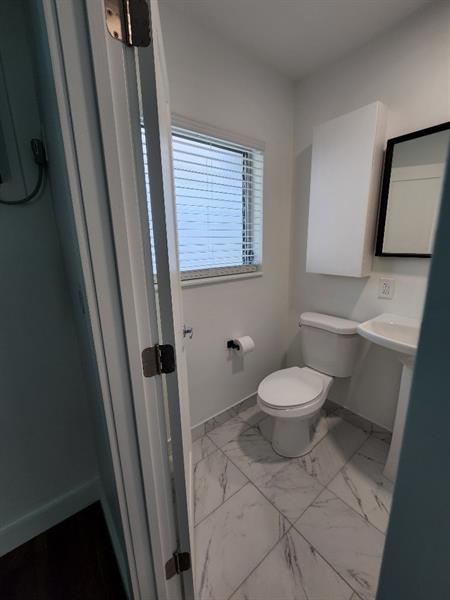 Image 11 of 18 For 1354 Bayview Dr  M