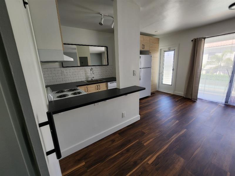 Image 6 of 18 For 1354 Bayview Dr  M