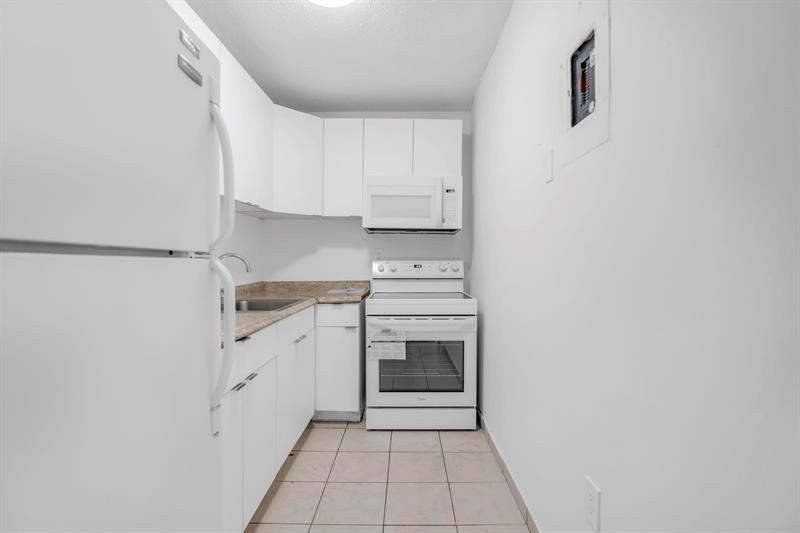 Image 4 of 31 For 4801 7th St  503-16