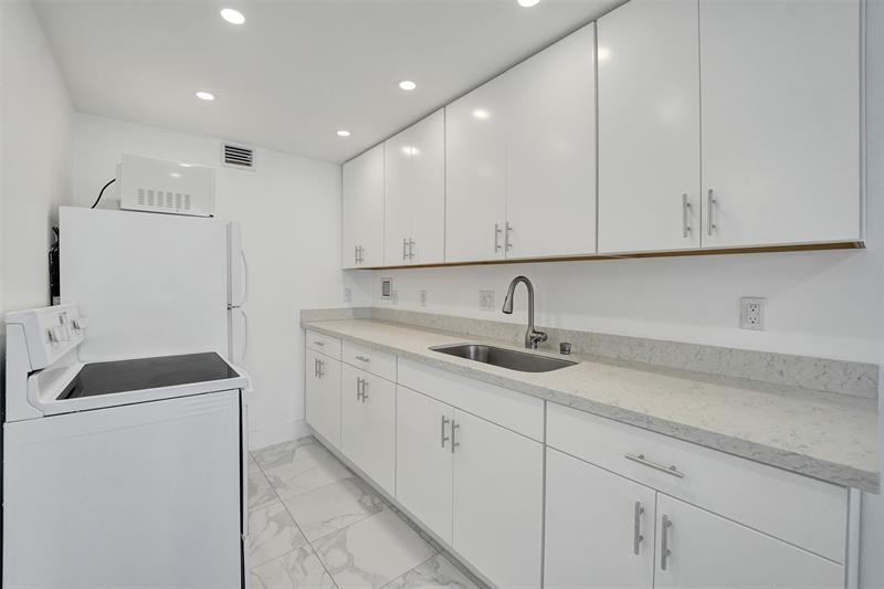 Image 12 of 48 For 3015 Ocean Blvd.  15c