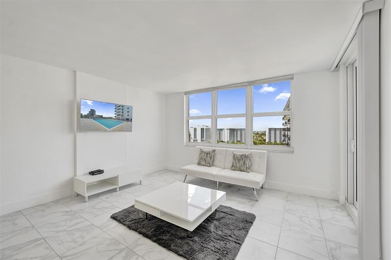 Image 15 of 48 For 3015 Ocean Blvd.  15c