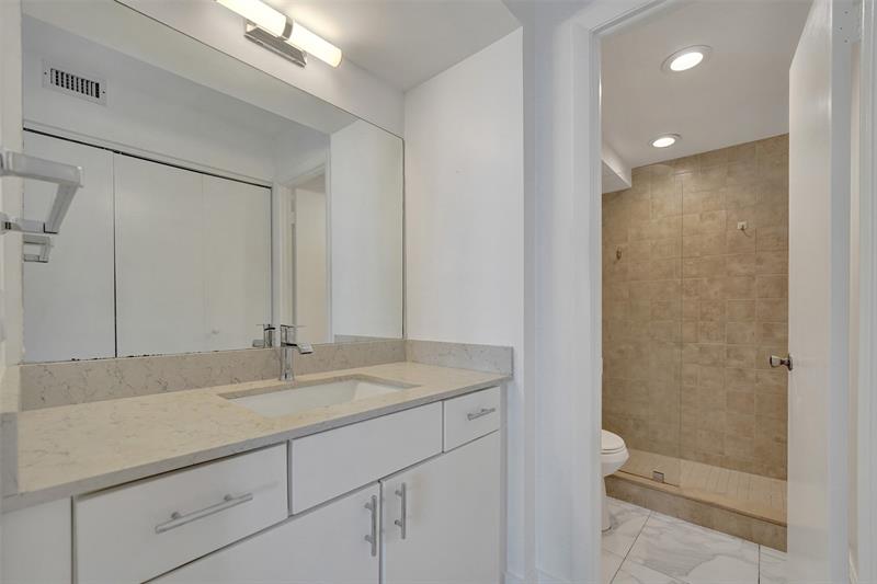 Image 17 of 48 For 3015 Ocean Blvd.  15c