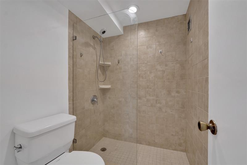 Image 18 of 48 For 3015 Ocean Blvd.  15c