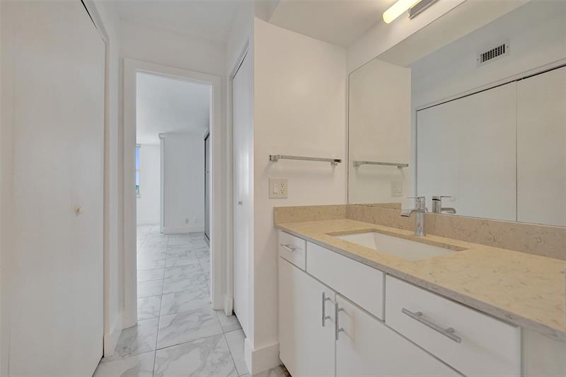Image 19 of 48 For 3015 Ocean Blvd.  15c