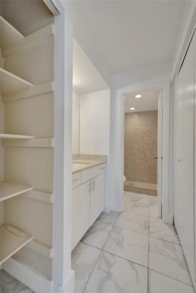 Image 21 of 48 For 3015 Ocean Blvd.  15c