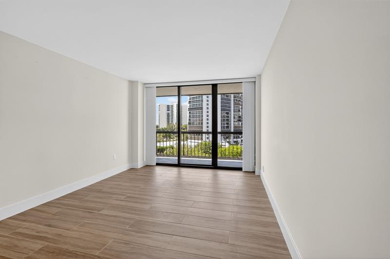 Image 11 of 70 For 4740 Ocean Boulevard  616