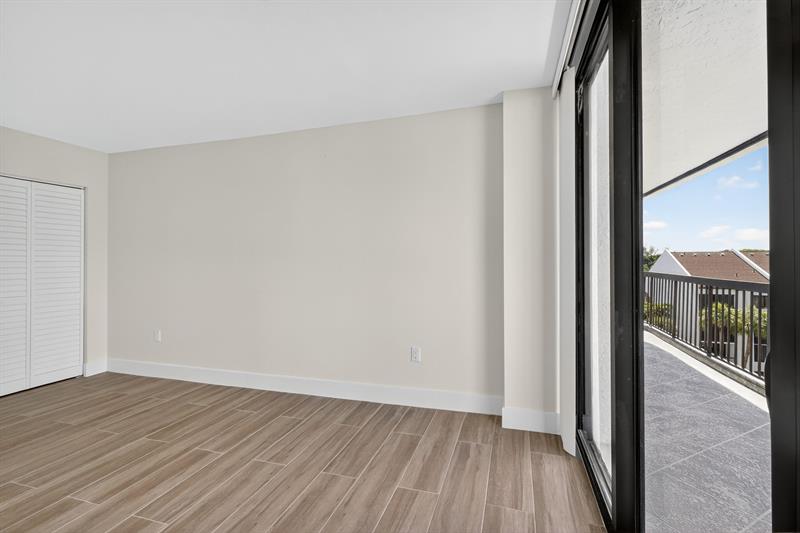 Image 12 of 70 For 4740 Ocean Boulevard  616