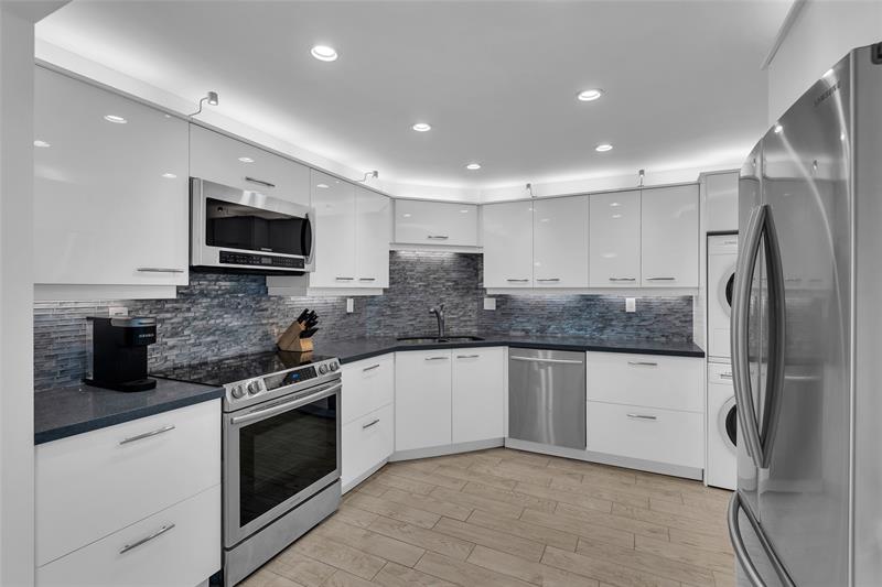 Image 13 of 27 For 2100 Ocean Ln  709