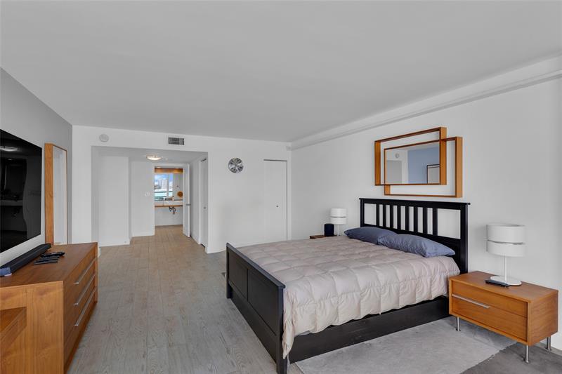 Image 17 of 27 For 2100 Ocean Ln  709