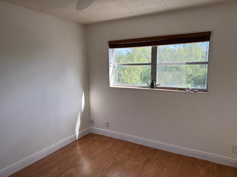 Image 22 of 25 For 2860 14th Street Cswy  405 D