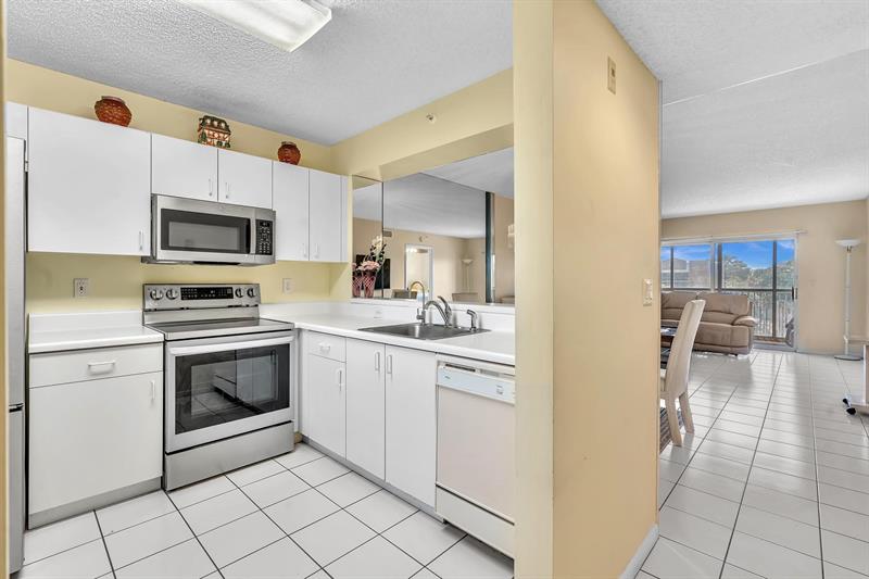 Image 4 of 73 For 9560 Weldon Cir  J413