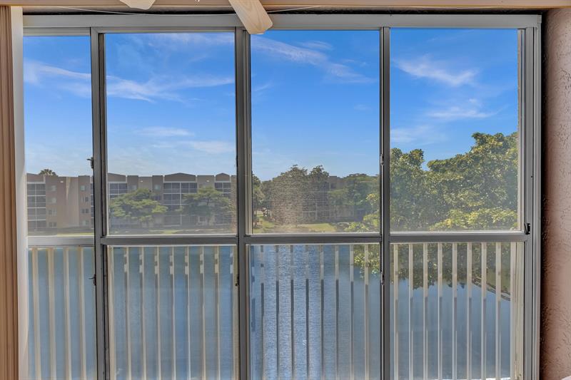 Image 40 of 73 For 9560 Weldon Cir  J413