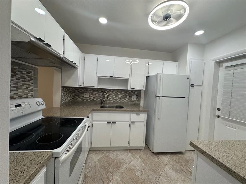 Image 12 of 50 For 2309 Park Ln  105