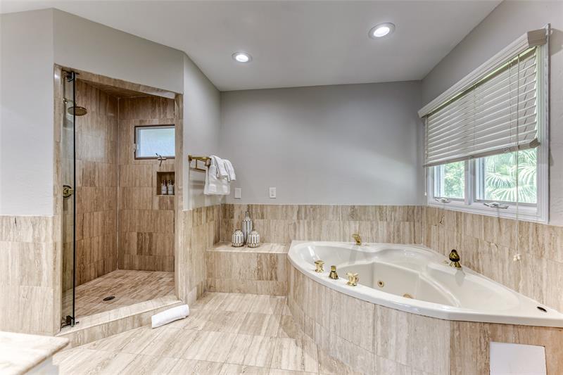 Image 34 of 77 For 616 1st Key Dr
