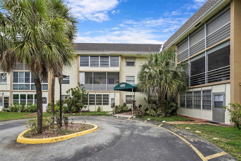 Image 22 of 41 For 4980 Sabal Palm Blvd  330
