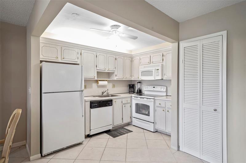 Image 4 of 41 For 4980 Sabal Palm Blvd  330